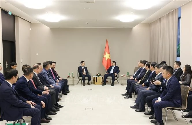 PM Pham Minh Chinh (right, centre) and delegates at the working session. (Photo: VNA)