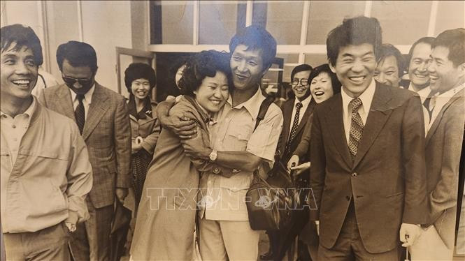 Reporter Ahn Byung Chan (centre) is welcomed back home after leaving Sai Gon on early morning of April 30, 1975. (Photo published by VNA)
