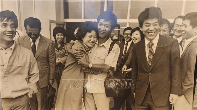 Reporter Ahn Byung Chan (centre) is welcomed back home after leaving Sai Gon on early morning of April 30, 1975. (Photo published by VNA)