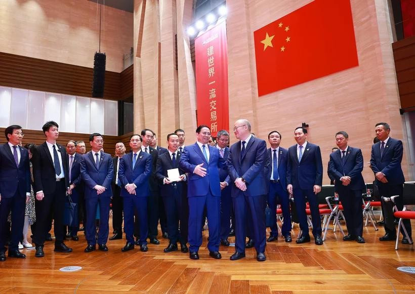 Prime Minister Pham Minh Chinh and the Vietnamese delegation visit the Shanghai Stock Exchange (SSE) and the Shanghai International Financial Centre (IFC) on June 26. (Photo: VNA)