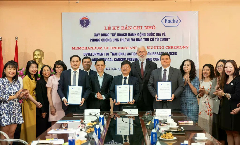 Representatives of the Ministry of Health's Maternal and Child Health Department and Roche Vietnam sign a Memorandum of Understanding on the development and implementation of the National Action Plan on Breast Cancer and Cervical Cancer Prevention and Control in Hanoi on July 22 (Photo: the organiser)