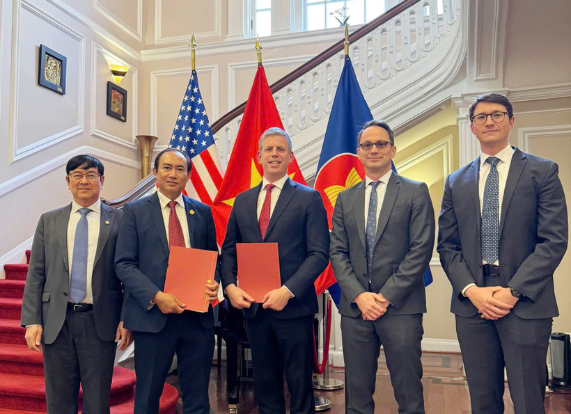 Vietjet Executive Vice President To Viet Thang (second from left) and AV AirFinance CEO Stephen Murphy sign a cooperation agreement worth a total of 300 million USD to boost fleet growth. (Photo: VNA)