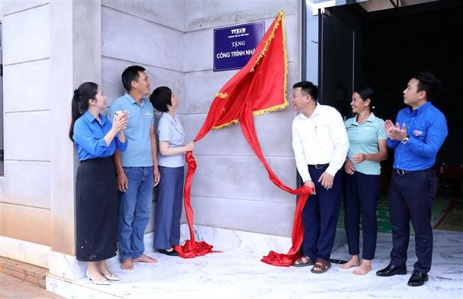 VNA General Director Vu Viet Trang and delegates inaugurate a new house for an disadvantaged family in Trung Yen commune, Son Duong district, Tuyen Quang province. (Photo: VNA)