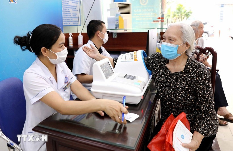 People receive medical examination and treatment at Thai Binh Traditional Medical Hospital (Photo: VNA)