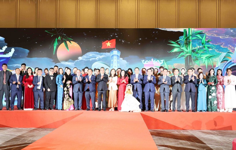 Delegates and artists of Vietnam and China at the event (Photo: VNA)