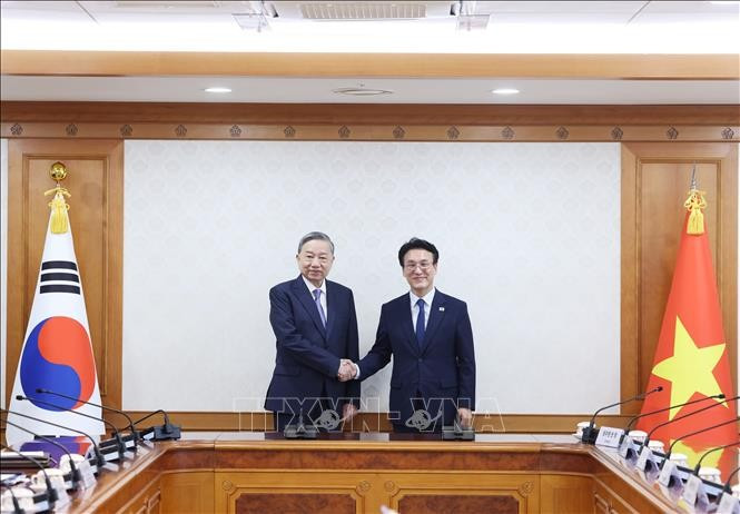 Vietnam’s Party General Secretary To Lam (left) and RoK Prime Minister Kim Min-seok at their meeting in Seoul on August 11. (Photo: VNA)
