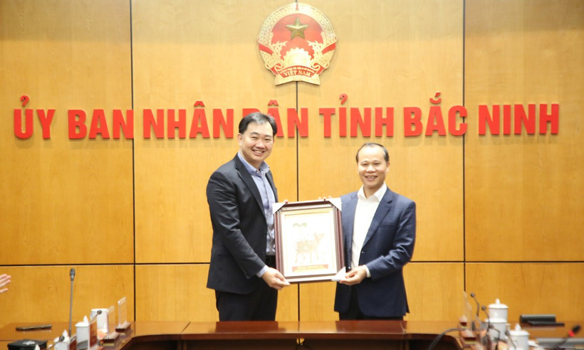 Vice Chairman of the Bac Ninh provincial People’s Committee Mai Son (right) presents a Dong Ho folk painting to Singapore Semiconductor Industry Association Executive Director Ang Wee Seng (Photo: baobacninhtv.vn)