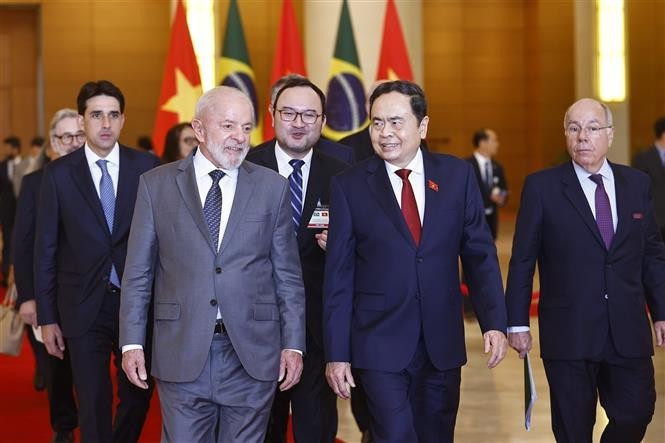 NA Chairman Tran Thanh Man (R) and Brazilian President Luiz Inácio Lula da Silva in Hanoi on March 28 (Photo: VNA)