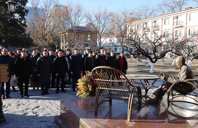 Delegates laid flowers in tribute to President Ho Chi Minh at the Vietnamese Embassy in Beijing, China (Photo: VNA) 