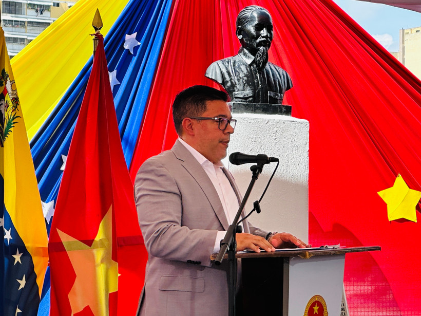 Nahum Fernández, Politburo member and Vice President of PSUV in charge of mass mobilisation speaks at event. (Photo: VNA)