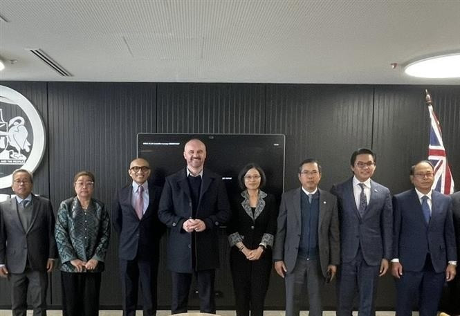 Vietnamese Ambassador to Australia Pham Hung Tam (3rd from right) at a working session with Chief Minister of the Australian Capital Territory Andrew Barr. (Photo: VNA)