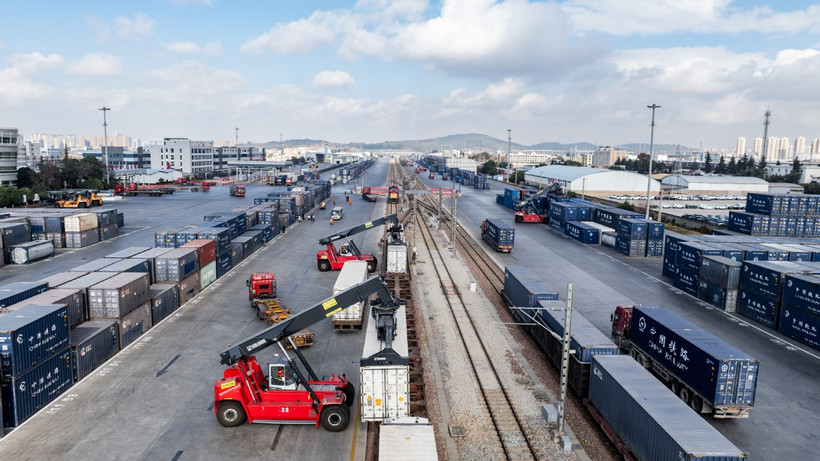 A China-Laos Railway cargo train being loaded at Wangjiaying West Station in Kunming, Yunnan province (Source: Xinhua)