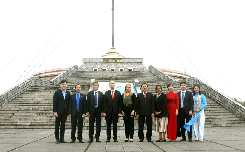  A high-level delegation from the Cuban Workers Centre led by Cuban Ambassador to Vietnam Rogelio Polanco Fuentes visits Quang Tri province. (Photo: VNA)