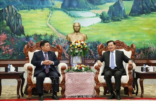 Lao Party General Secretary and President of Laos Thongloun Sisoulith and Vietnamese Deputy Prime Minister Nguyen Chi Dung (L) at their meeting in Vientiane on July 9 (Photo: VNA)
