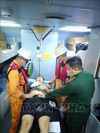 The Korean sailor with acute appendicitis is transferred to Nha Trang city by the Vietnamese rescue ship. (Source: VNA)