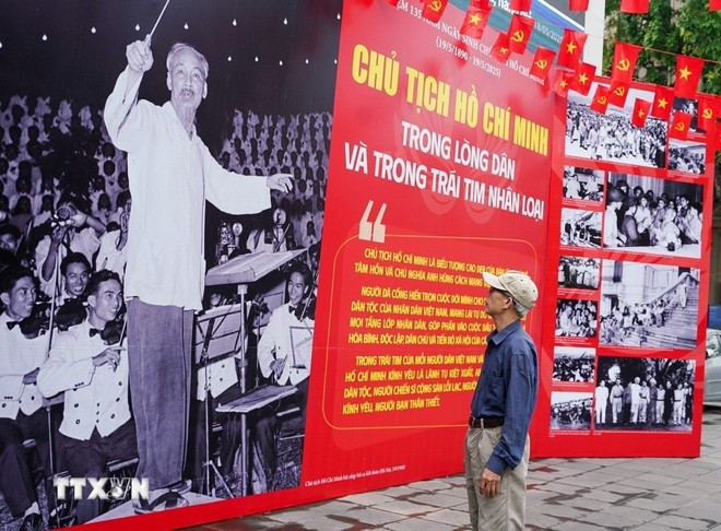 A man visits a Vietnam News Agency-hosted photo exhibition on late President Ho Chi Minh in Hanoi. (Photo: VNA)