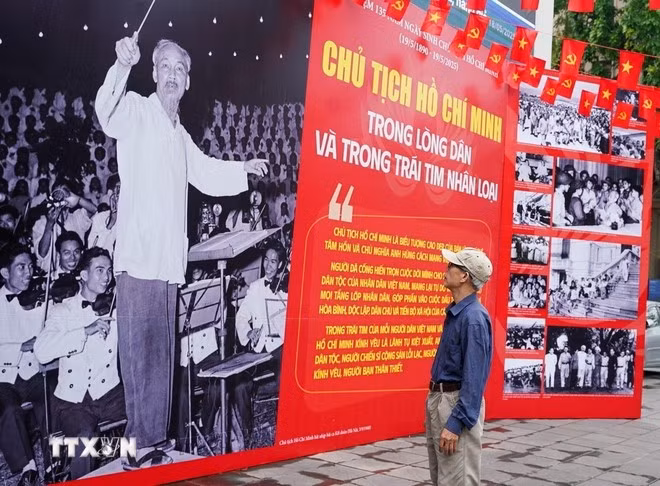 A man visits a Vietnam News Agency-hosted photo exhibition on late President Ho Chi Minh in Hanoi. (Photo: VNA)