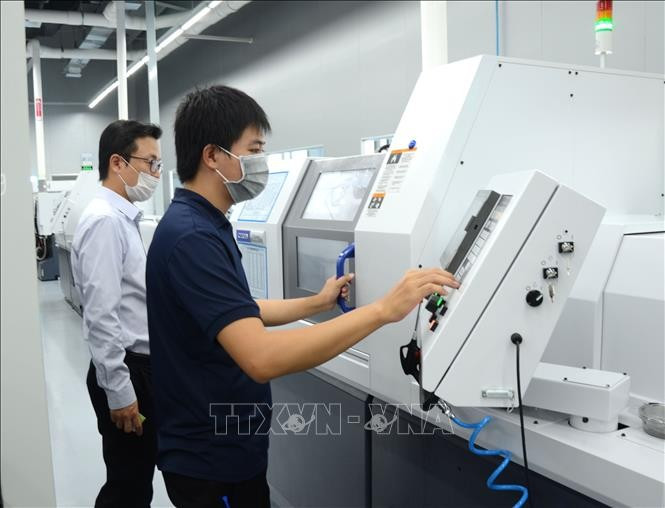 Operating a modern machine learning system at Da Nang Hi-Tech Park. (Illustrative photo - Source: VNA)