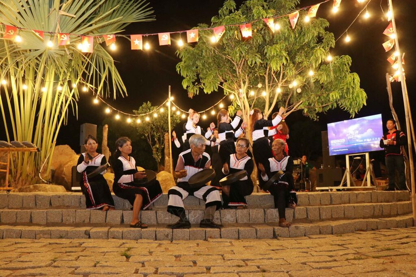 Traditional cultural performance by the E De people serving visitors. (Photo: VNA)