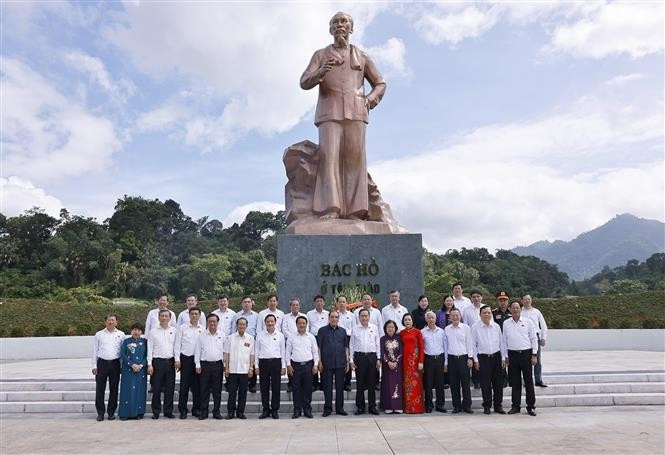 National Assembly Chairman Tran Thanh Man, former Party General Secretary Nong Duc Manh, and delegates offer flowers at the Ho Chi Minh statue. (Photo: VNA)
