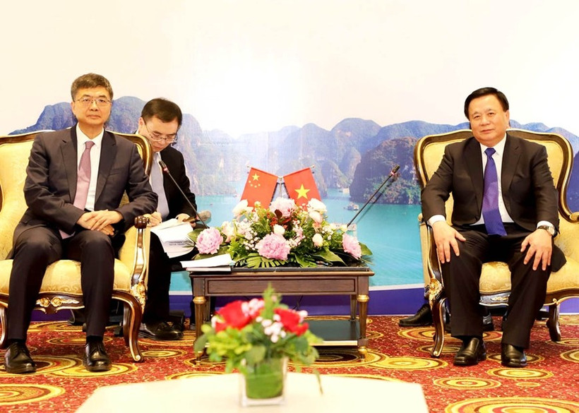 Politburo member, Chairman of the Central Theory Council and President of the Ho Chi Minh National Academy of Politics (HCMA) Nguyen Xuan Thang (R) hosts Chen Gang, member of the Central Committee of the Communist Party of China (CPC) and Secretary of the CPC Committee of China’s Guangxi Zhuang Autonomous Region (Photo: VNA)