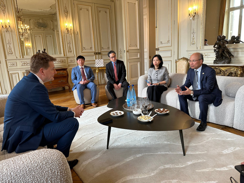 Hérault Governor François Xavier Lauch (left) receives Vietnamese Ambassador to France Dinh Toan Thang in his office. (Photo: VNA)