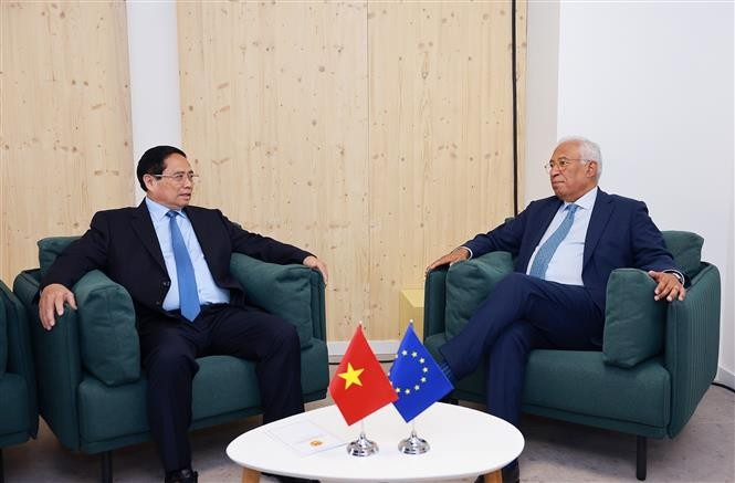 Prime Minister Pham Minh Chinh (L) meets with President of the European Council Antonio Costa (Photo: VNA)