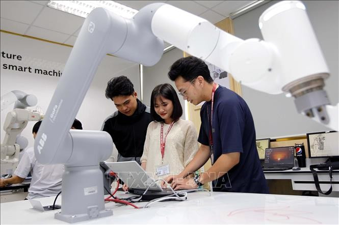 At a robotics lab in the Industrial University of HCM CIty (Photo: VNA)
