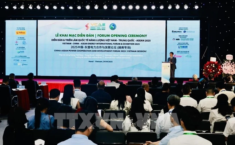 The Vietnam–China–ASEAN international energy forum is held in Hanoi on April 24. (Photo: VNA)