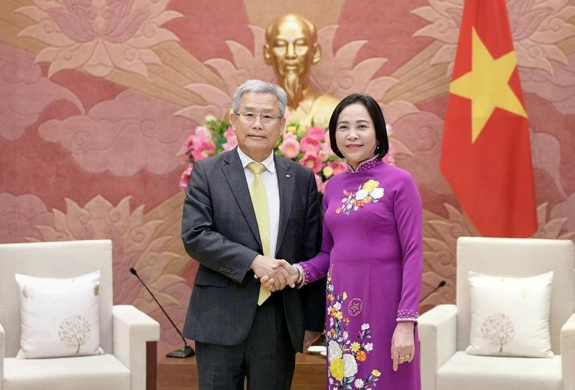 Vice Chairwoman of the National Assembly Nguyen Thi Thanh (R) hosts a reception in Hanoi on April 15 for visiting Chairman and CEO of the Korea Electric Power Corporation (KEPCO) Kim Dong Cheol . Photo: National Assembly Portal)