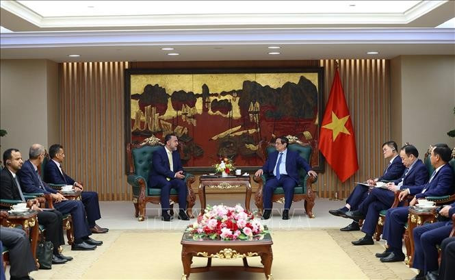 Prime Minister Pham Minh Chinh receives Sheikh Nasser bin Suliman Al Harthi, Deputy President for Operations of Oman Investment Authority (OIA) in Hanoi on May 29. (Photo: VNA)