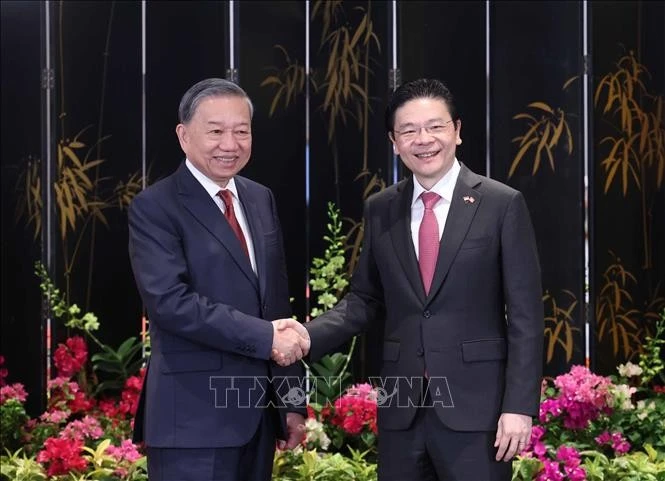 Singaporean Prime Minister and PAP Secretary-General Lawrence Wong (R) welcomes Vietnamese Party General Secretary To Lam on official visit to Singapore. (Photo: VNA)