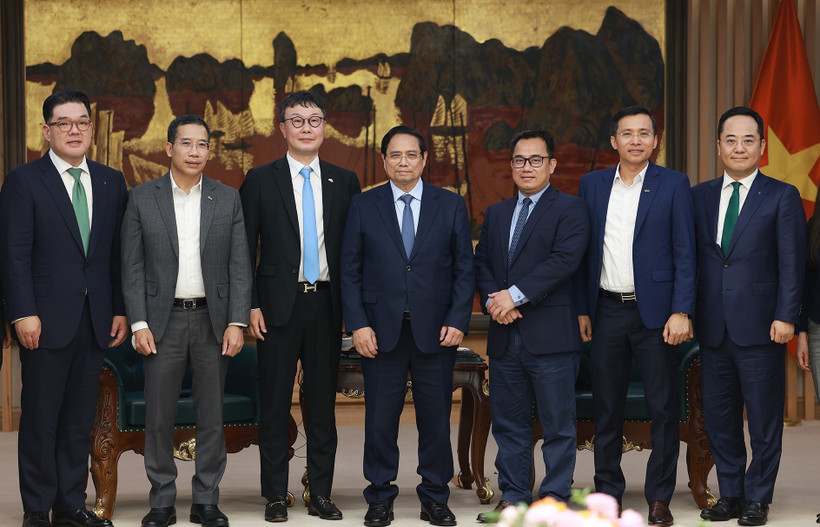 PM Pham Minh Chinh (centre) and Korean guests at the meeting (Photo: VNA)