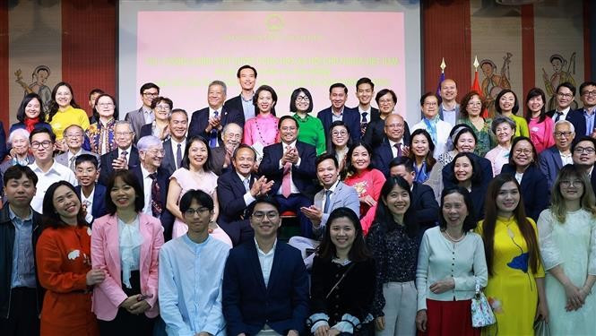 Prime Minister Pham Minh Chinh and his spouse meet with staff of the Vietnamese Embassy and members of the Vietnamese community in France on the evening of June 10 (Photo: VNA)
