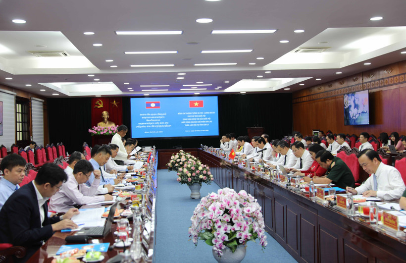 At the working session in Son La on April 23 (Photo: VNA)