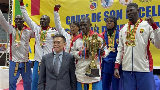 Vietnamese Ambassador to Algeria and Senegal Tran Quoc Khanh and winners of the 2025 Vietnam Ambassador Vovinam Cup. (Photo: VNA)