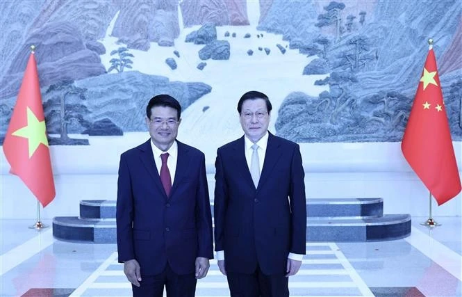 Procurator-General Nguyen Huy Tien (L) and his Chinese counterpart Ying Yong (Photo: VNA)