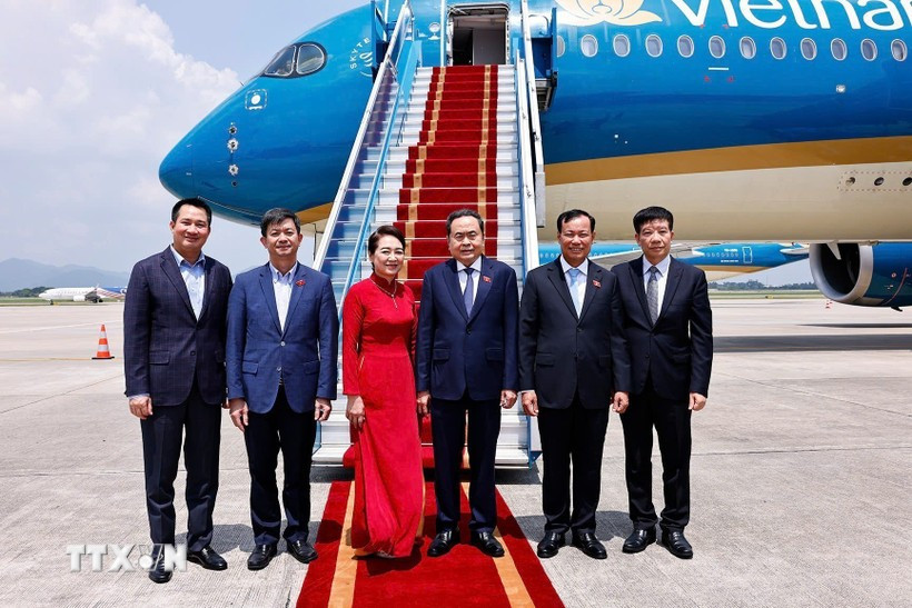 The farewell ceremony for National Assembly Chairman Tran Thanh Man and his spouse at Noi Bai International Airport in Hanoi on September 16 morning. (Photo: VNA)