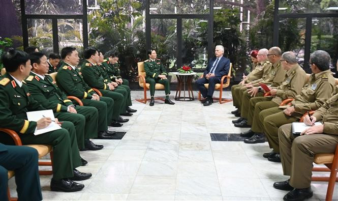 The meeting between First Secretary of the Communist Party of Cuba Central Committee and President of Cuba Miguel Díaz-Canel Bermúdez and the high-ranking delegation from the Vietnam People’s Army (VPA), led by General Nguyen Tan Cuong, Chief of the VPA’s General Staff and Deputy Minister of National Defence. (Photo: VNA)