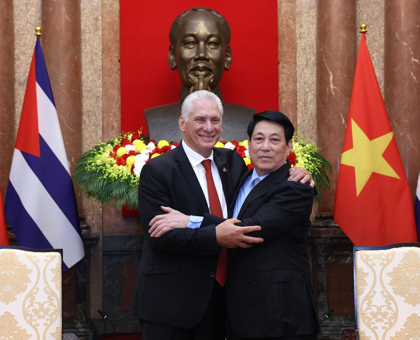 State President Luong Cuong (R) and First Secretary of the Communist Party of Cuba Central Committee and President of Cuba Miguel Díaz-Canel Bermúdez at their meeting in Hanoi on September 1, 2025 (Photo: VNA)