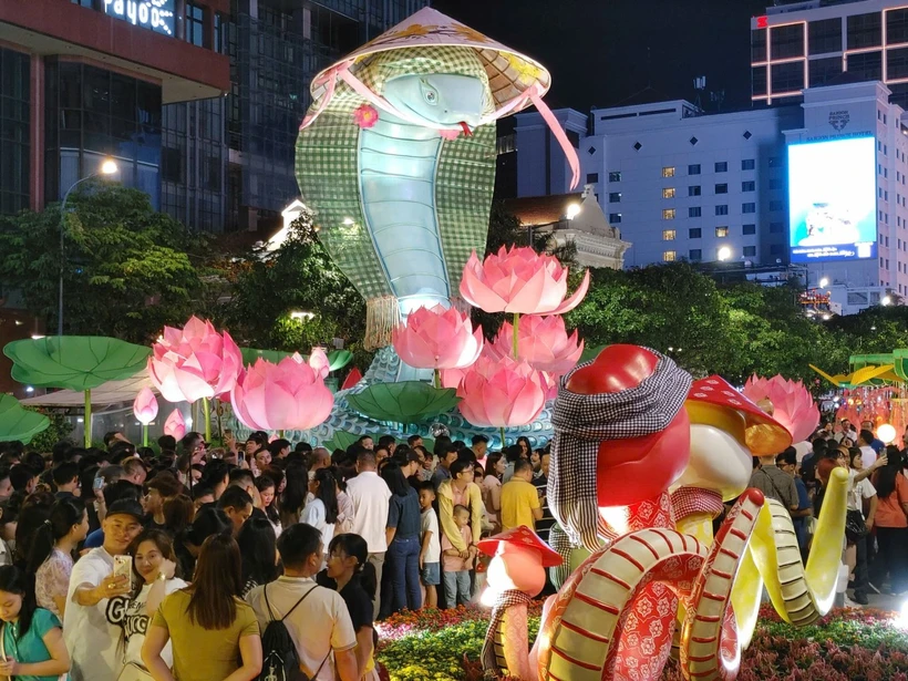 Nguyen Hue Flower Street 2025 is open to the public until 9pm on February 2, or the fifth day of the lunar new year (Photo: VNA)