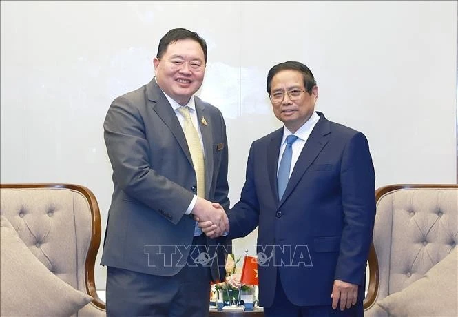 Prime Minister Pham Minh Chinh (R) receives Thammasak Sethaudom, Chairman and CEO of SCG. (Photo: VNA)