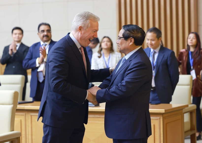 PM Pham Minh Chinh (R) welcomes USABC delegation (Photo: VNA)