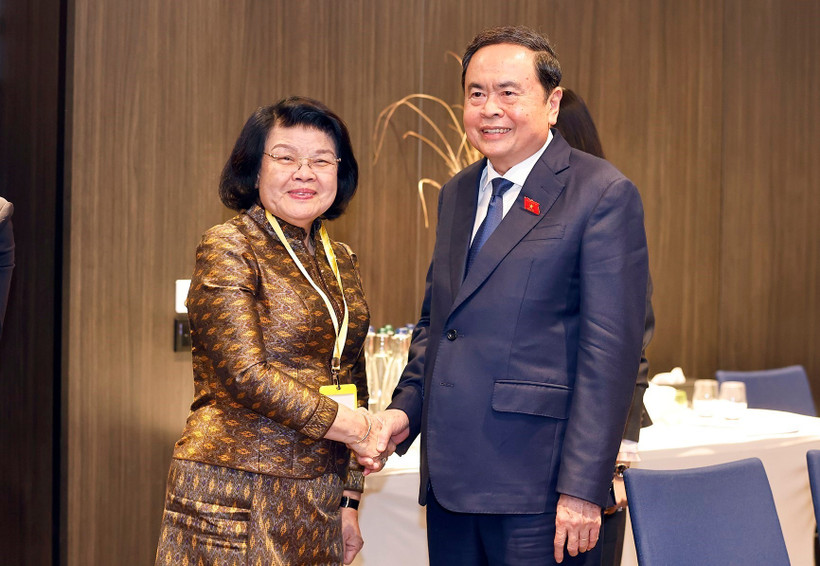 Chairman of the Vietnamese National Assembly Tran Thanh Man (R) meets with his Cambodian counterpart Khuon Sudary in Geneva on July 29. (Photo: VNA)