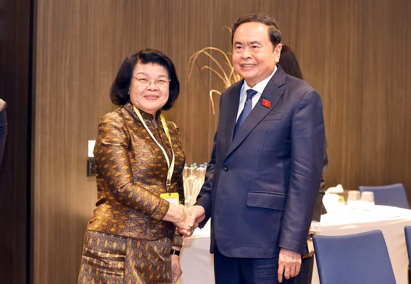 Chairman of the Vietnamese National Assembly Tran Thanh Man (R) meets with his Cambodian counterpart Khuon Sudary in Geneva on July 29. (Photo: VNA)