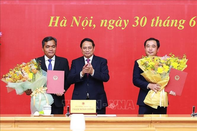 PM Pham Minh Chinh presents his decisions appointing two provincial Party secretaries to deputy-ministerial level positions, at a conference on June 30. (Photo: VNA)