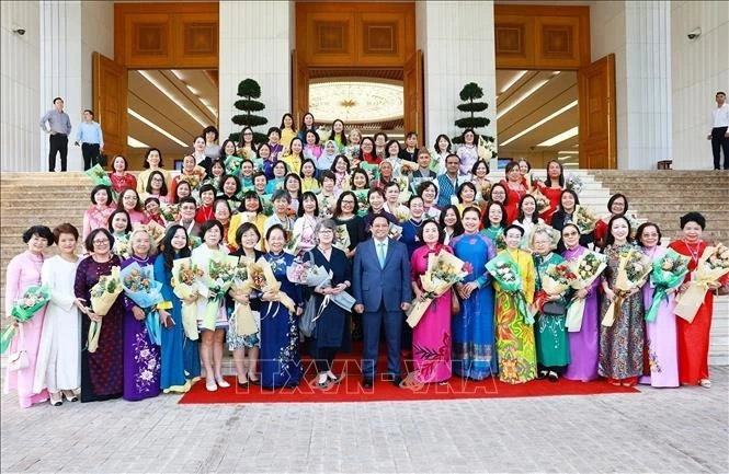 Prime Minister Pham Minh Chinh (C) poses for a photo with female scientists and engineers participating in the conference of the International Network of Women Engineers and Scientists in October 2024. (Photo: VNA)