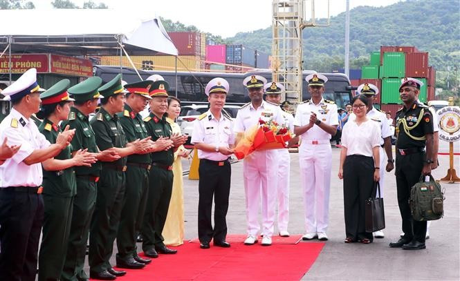 A welcome ceremony is held on July 24 morning at Tien Sa Port in central Da Nang city for the Indian Navy ship INS Delhi. (Photo: VNA)
