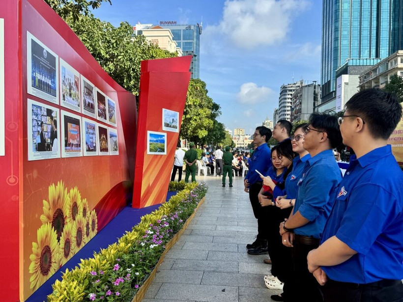 Young people visit the exhibition. (Photo: VNA)