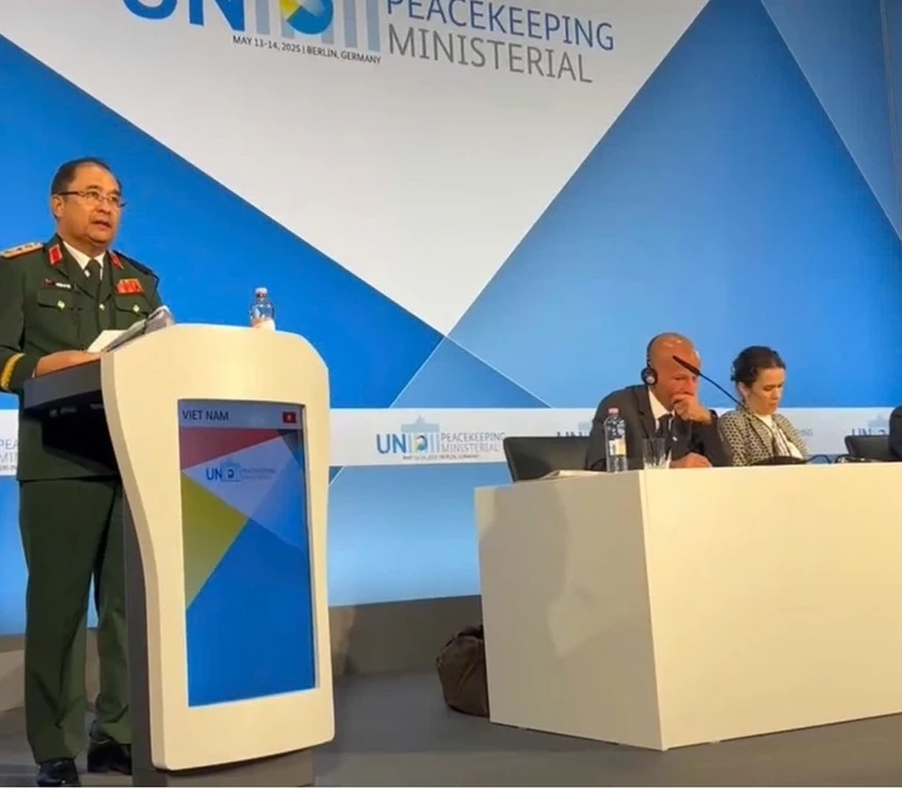 Deputy Chief of the General Staff of the Vietnam People's Army Senior Lieutenant General Phung Si Tan speaks at the UN Peacekeeping Ministerial 2025 Berlin. (Photo: qdnd.vn)